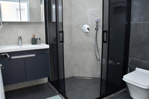 Un baño con ducha, inodoro y lavabo. en Gürol Apart, en Fethiye 31 fotos más