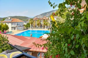 Una vista de una piscina desde una casa. en Gürol Apart, en Fethiye