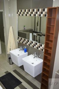 Ένα μπάνιο στο The Presidential Suite at Frederick's Place
