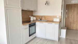 Η κουζίνα ή μικρή κουζίνα στο Homely by Sea Apartament PORTA MARE