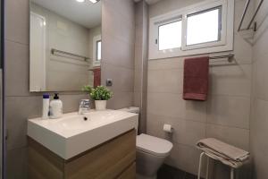 Koupelna v ubytování Salouhouses Apartment Cala Crancs + 22 fotografií