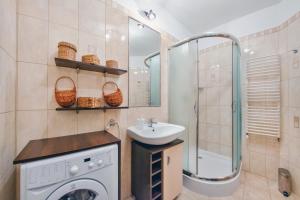 a bathroom with a washing machine and a sink at Rezydencja Parkowa, Sun & Snow in Szklarska Poręba