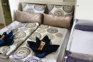 Una cama con dos almohadas con mariposas azules. en Ferienwohnung Wera -am Bikepark-Sauna, en Winterberg