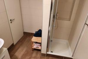 un baño con ducha y lavabo en Ferienwohnung Wera -am Bikepark-Sauna, en Winterberg 21 fotos más