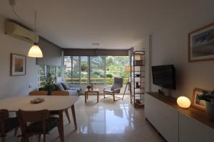 TV a/nebo společenská místnost v ubytování Salouhouses Apartment Cala Crancs