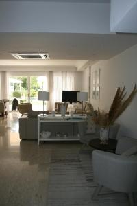 TV a/nebo společenská místnost v ubytování Serenity Villa Mediterranean