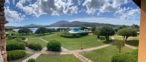 una vista di un parco con piscina e lago di Residence Portorotondo Asfodeli a Porto Rotondo