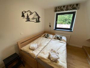 Postel nebo postele na pokoji v ubytování Apartmány v Javorné na Šumavě