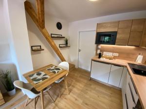 Kuchyň nebo kuchyňský kout v ubytování Apartmány v Javorné na Šumavě