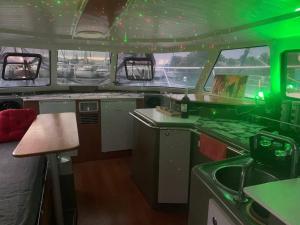 Eldhús eða eldhúskrókur á Expérience unique sur un bateau