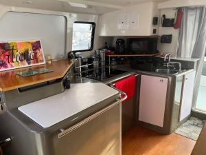 Eldhús eða eldhúskrókur á Expérience unique sur un bateau
