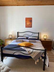 ein großes Bett in einem Schlafzimmer mit zwei Lampen in der Unterkunft Villa Atlantica Apartments in Angra do Heroísmo