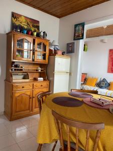 ein Esszimmer mit Tisch und eine Küche in der Unterkunft Villa Atlantica Apartments in Angra do Heroísmo