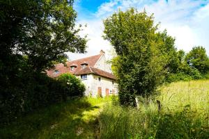 an old house in the middle of a field at Le Petit Pré in Bouhy +14 photos