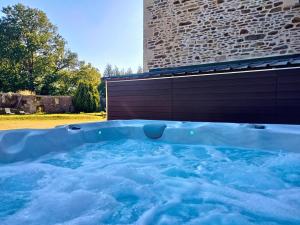 Sundlaugin á Céshap - Chambres d'hôtes avec Jacuzzi eða í nágrenninu