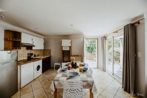 una cucina con un tavolo e una sala da pranzo di Domaine des Bains a Vals-les-Bains