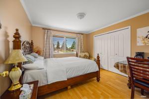 a bedroom with a large bed and a window at Charming Family Hotel in Richmond