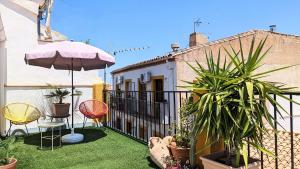 A garden outside Los Caňos II - Calm Home - Option cheap parking