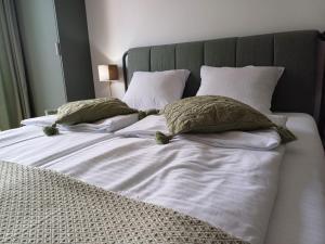เตียงในห้องที่ Code3 Srebrno Jezero