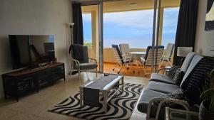 TV a/nebo společenská místnost v ubytování Tenerife Lizards - apartment in the first line