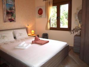 a bedroom with a bed with towels on it at Anastasia's Cottage in Pelion in Makrirrákhi