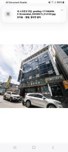 ソンナムにあるCity Park Motelの建物の前に駐車した車両2台