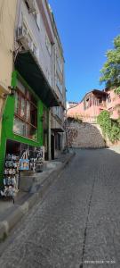 un edificio verde en una calle al lado de un edificio en Nur home 2, en Estambul