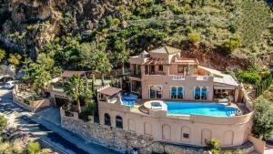 eine Luftaufnahme eines Hauses mit Swimmingpool in der Unterkunft Casa Disa in Turre