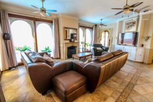 ein Wohnzimmer mit Ledercouch und Fernseher in der Unterkunft Casa Disa in Turre