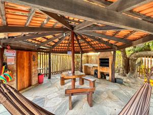 un patio extérieur avec des hamacs et un toit en bois dans l'établissement Pousada Casa Zanotto, à Pirenópolis