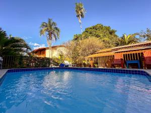 une grande piscine devant une maison dans l'établissement Pousada Casa Zanotto, à Pirenópolis