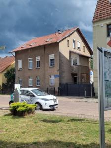 a car parked in a parking lot in front of a building at Ferienwohnung am Kanuverleih in Oderberg