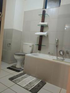 Ένα μπάνιο στο Cozy Apartment In A 19 Hole Golf Course, Roodepoort +11 φωτογραφίες