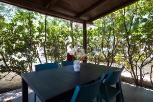 a blue table with a vase of flowers on it at Villaggio Camping Fiorina in Capo Vaticano