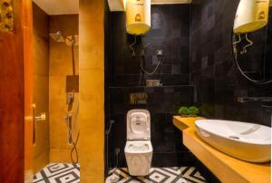ein Badezimmer mit Toilette und Waschbecken in der Unterkunft Hide-In Hostel Delhi in Neu-Delhi