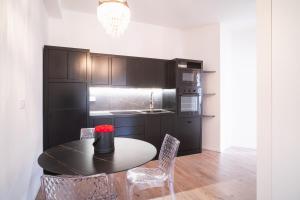 Kuchyň nebo kuchyňský kout v ubytování New Elegance Suites Guesthouse