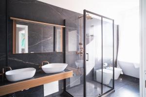 Koupelna v ubytování New Elegance Suites Guesthouse