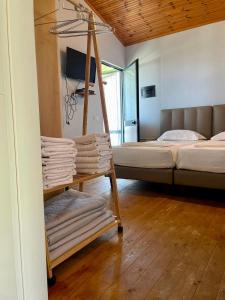a room with a bed and a hammock in a room at Chalet Ambel in Dhërmi