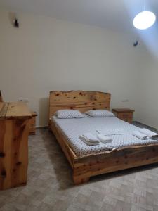 Ένα ή περισσότερα κρεβάτια σε δωμάτιο στο Apartment Shefqeti