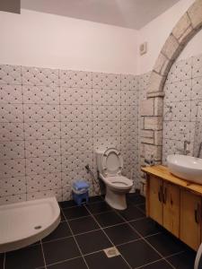 Ένα μπάνιο στο Apartment Shefqeti