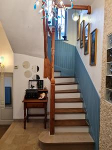 eine Treppe in einem Haus mit einer blauen und weißen Treppe in der Unterkunft Artist house with piano and charming garden in Reims