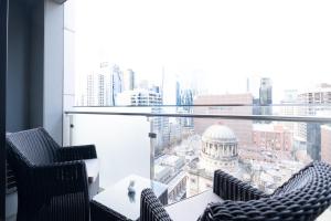 O zonă de relaxare la Nice View 2br Apt At William St Pool Gym Balcony