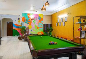 Ein Billardtisch in der Unterkunft Hide-In Hostel Delhi