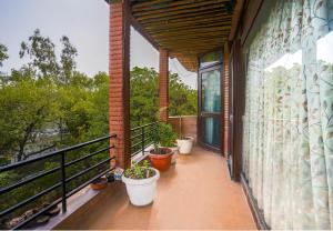 Ein Balkon oder eine Terrasse in der Unterkunft Hide-In Hostel Delhi