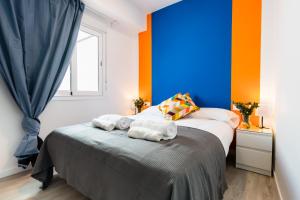 Un dormitorio con una cama con toallas. en Anfitrión Triana 2, en Sevilla