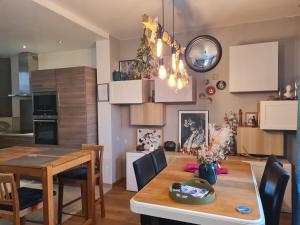eine Küche und ein Esszimmer mit Tisch und Stühlen in der Unterkunft Artist house with piano and charming garden in Reims