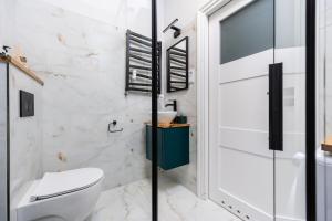 un baño con inodoro y ducha en Old Town Luxury Apartment - Rynek Szewska, en Cracovia 11 fotos más