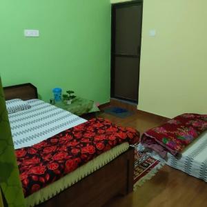 Ένα ή περισσότερα κρεβάτια σε δωμάτιο στο Ekaant Home stay Dunagiri Binta