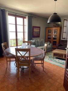 salon ze stołem i krzesłami w obiekcie Maison accueillante avec vue sur la mer à Grosseto-Prugna w mieście Grosseto-Prugna