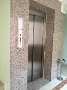 un ascenseur en acier inoxydable dans un bâtiment dans l'établissement Lara Dinc Hotel, à Antalya